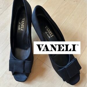 Vaneli Di Notte Black satin pumps, 7N,  DH